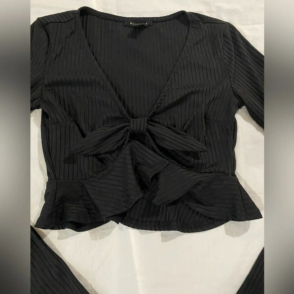 1Revamped  black rib tie, long sleeves V-neck cropped top size M - Picture 2 of 5